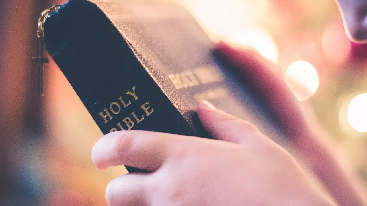 Una biblia con una cruz