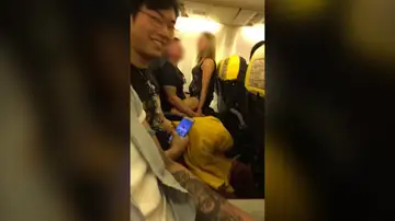 Pareja teniendo sexo en un avión