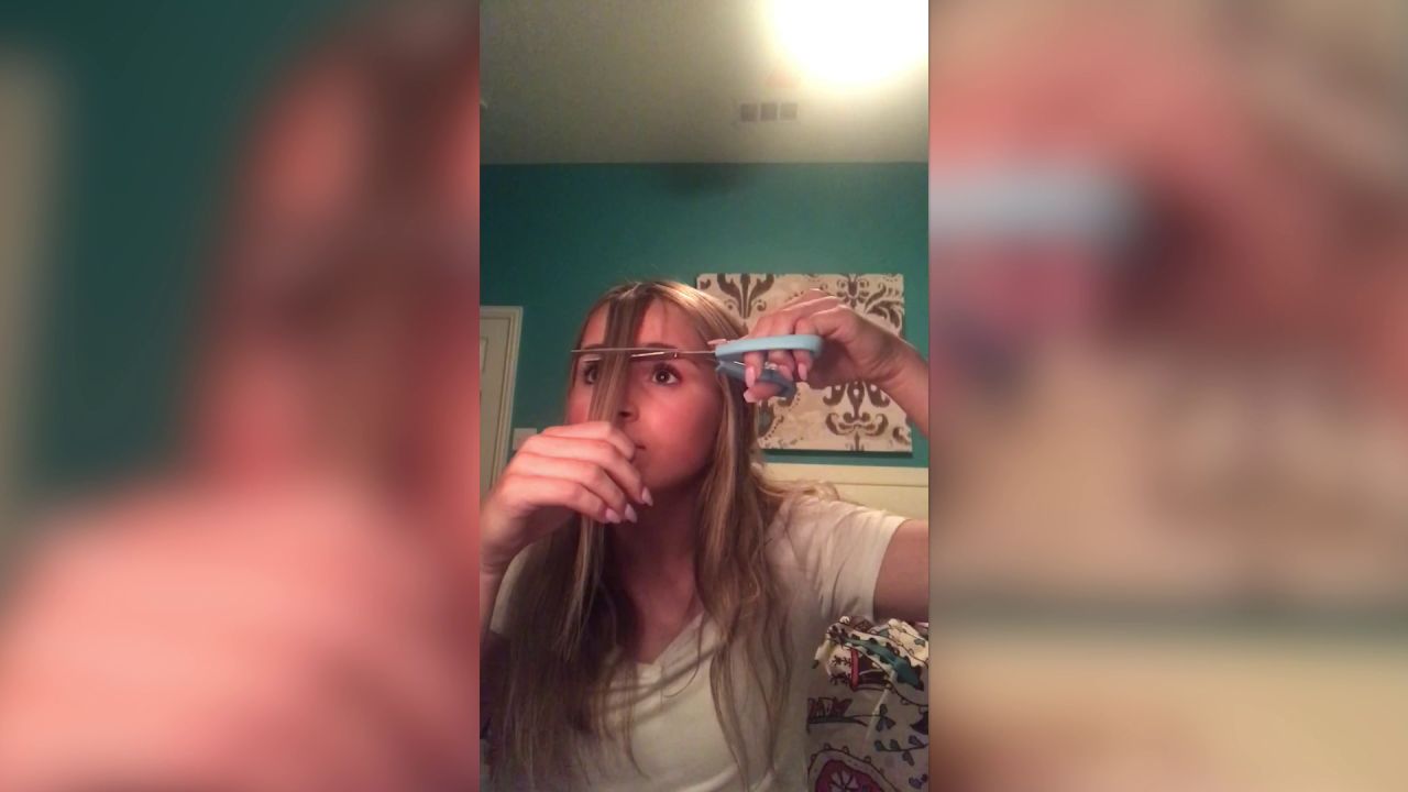 El vídeo viral que una chica sube a Tik Tok cortándose el flequillo y