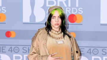 Billie Eilish con un total look de Burberry