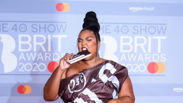 Lizzo con un vestido de Moschino que simula el envoltorio de una chocolatina