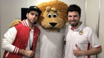 Vegetta777 y WillyRex junto a la mascota de MAD Lions, club de su propiedad