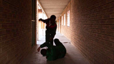 ¿Qué tenía que haber hecho? La respuesta de las redes a una pelea viral entre chico y chica