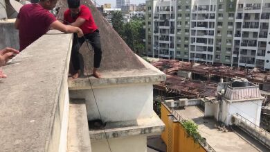 VÍDEO: Rescatan a un perro que llevaba dos días atrapado en el saliente de un edificio