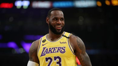LeBron James crea una fiesta de graduación online para los estudiantes con actuaciones de Bad Bunny y Charli D'Amelio