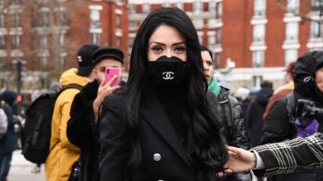 Una influencer de moda francesa, con una máscara Gucci