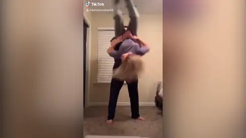 Se tira un pedo en la cara de su novio Se tira un pedo en la cara de su novio