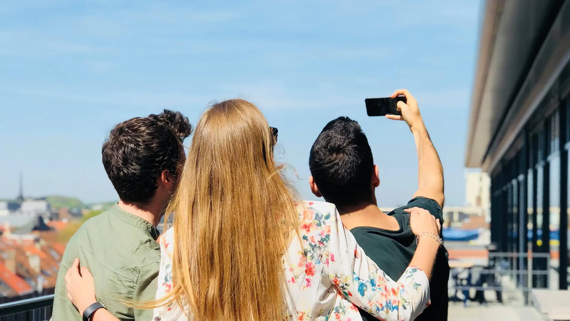 Tres jóvenes haciéndose un selfie