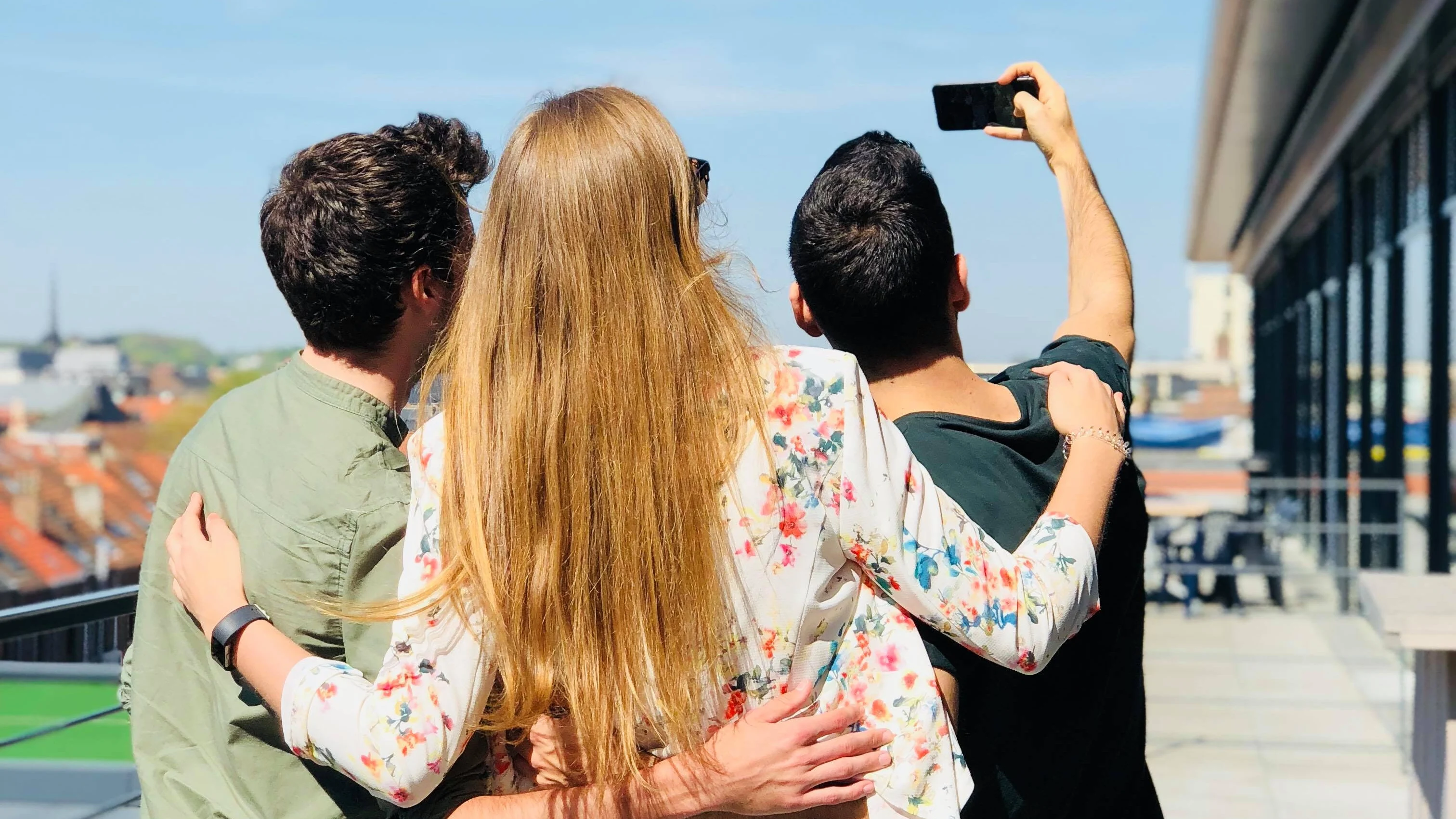 Tres jóvenes haciéndose un selfie Tres jóvenes haciéndose un selfie