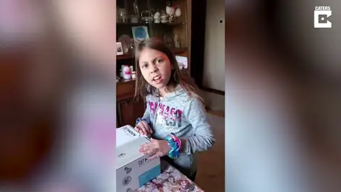 NIña recibe un perro como regalo NIña recibe un perro como regalo
