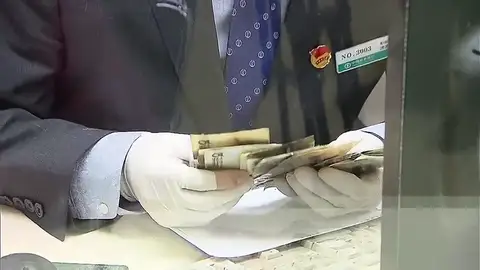 VÍDEO: Introduce más de 300 euros en el microondas para desinfectarlos del coronavirus y la cosa salió realmente mal VÍDEO: Introduce más de 300 euros en el microondas para desinfectarlos del coronavirus y la cosa salió realmente mal