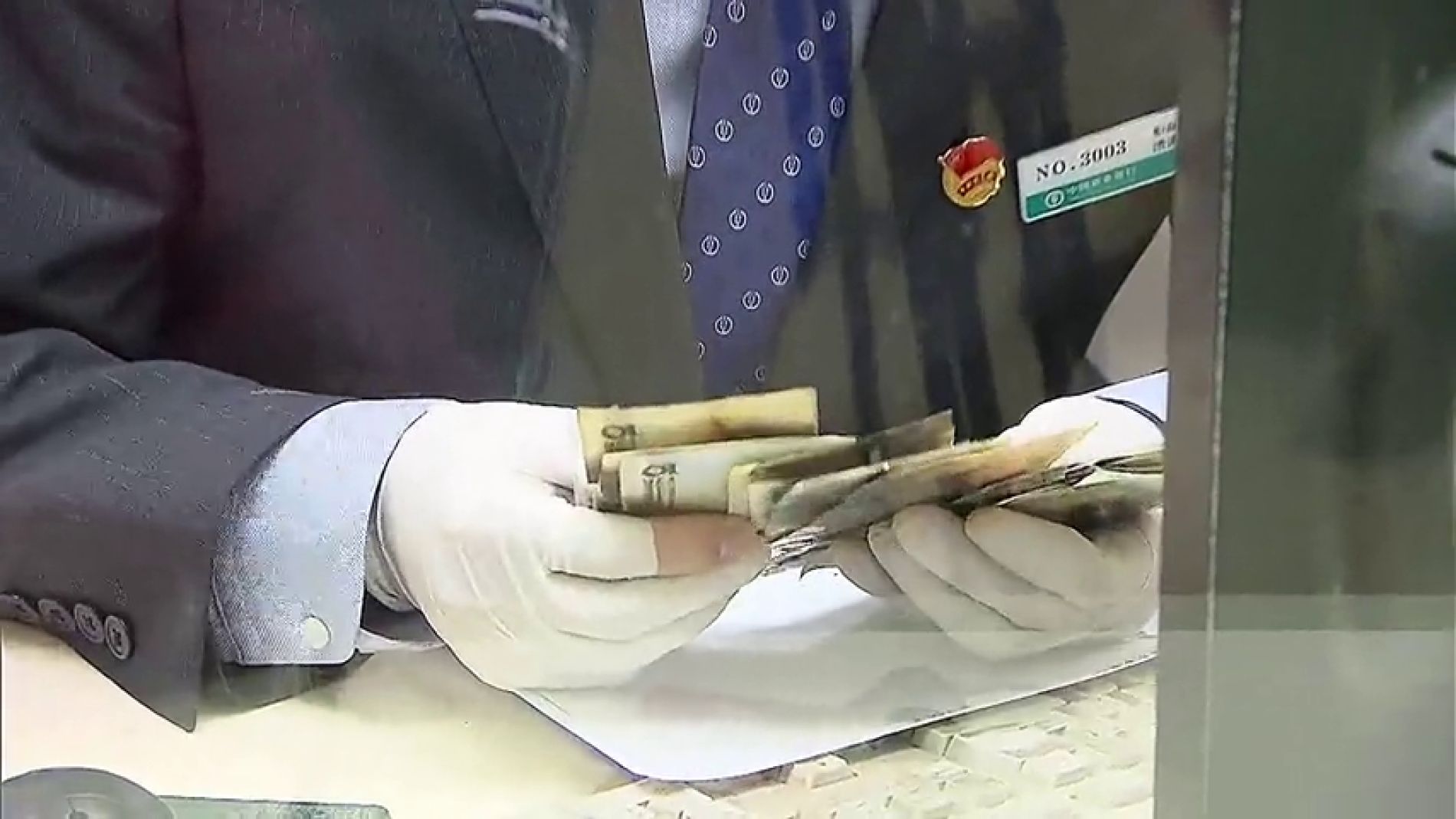 V&Iacute;DEO: Introduce m&aacute;s de 300 euros en el microondas para desinfectarlos del coronavirus y la cosa sali&oacute; realmente mal