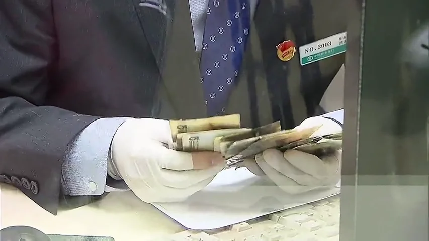 VÍDEO: Introduce más de 300 euros en el microondas para desinfectarlos del coronavirus y la cosa salió realmente mal VÍDEO: Introduce más de 300 euros en el microondas para desinfectarlos del coronavirus y la cosa salió realmente mal