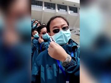 Hay esperanza frente al coronavirus: así celebran sanitarios de Wuhan el cierre de los hospitales provisionales