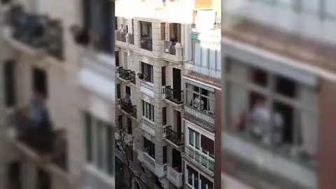 Vecinos juegan al tenis entre edificios durante la cuarentena por el coronavirus Vecinos juegan al tenis entre edificios durante la cuarentena por el coronavirus