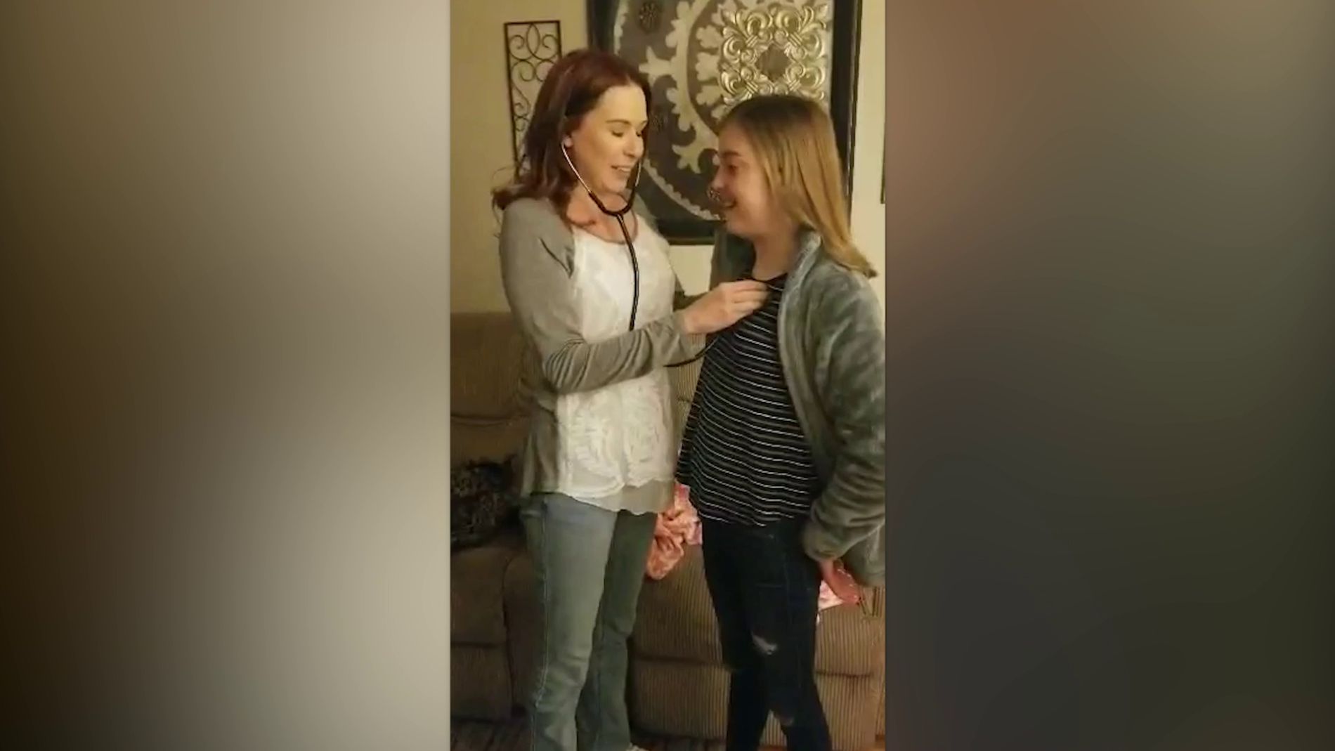 Una madre escucha el coraz&oacute;n trasplantado de su hija