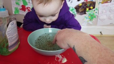 CORONAVIRUS: El sencillo experimento de una madre para mostrar la importancia de que los niños se laven las manos