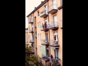 Italianos cantando "Bella Ciao" desde los balcones