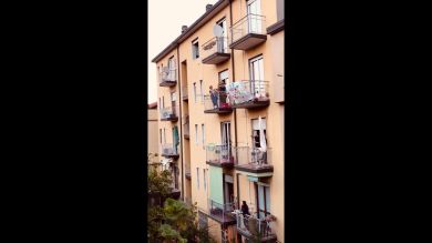 Vecinos de Milán cantan 