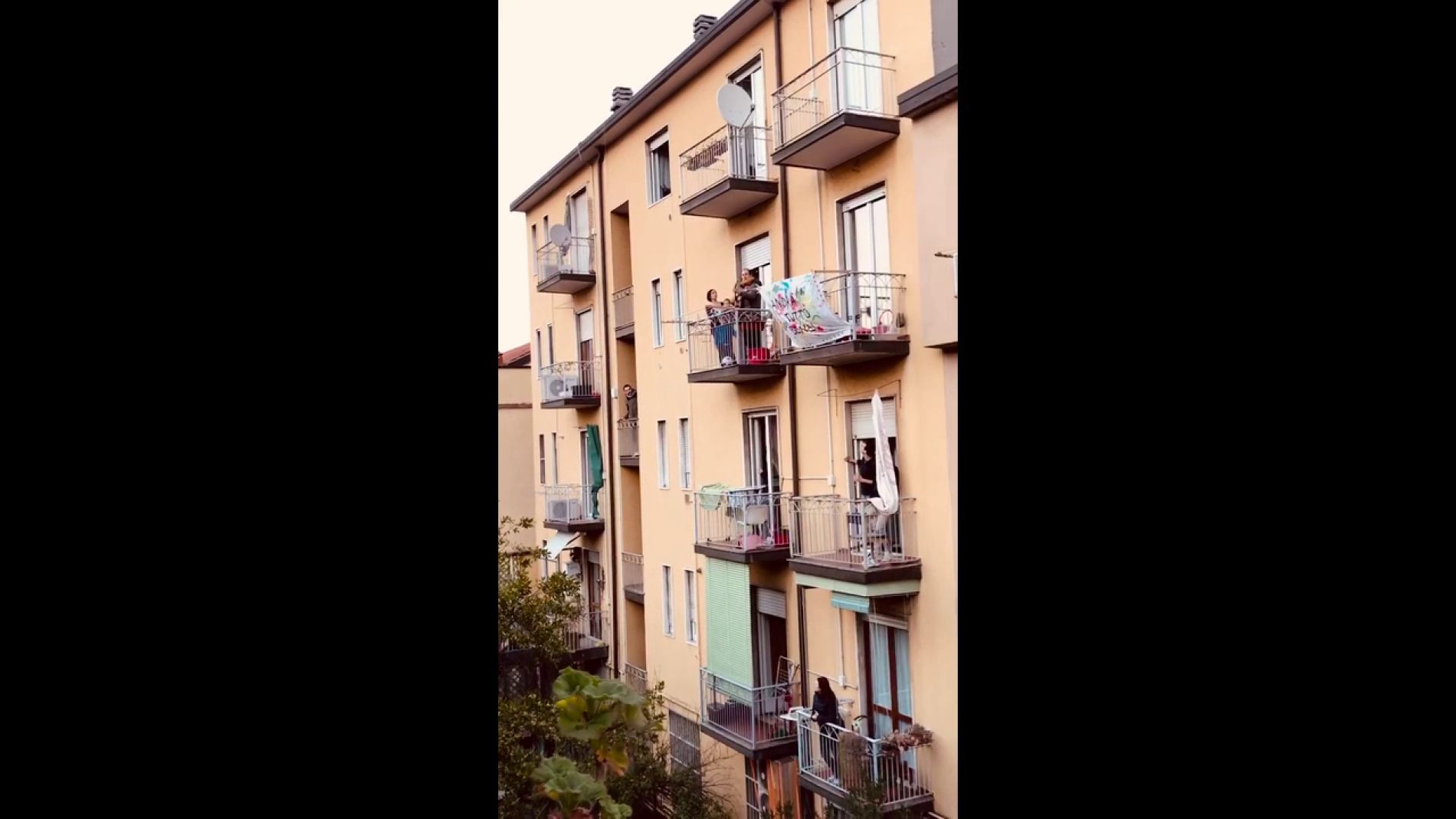 Italianos cantando "Bella Ciao" desde los balcones