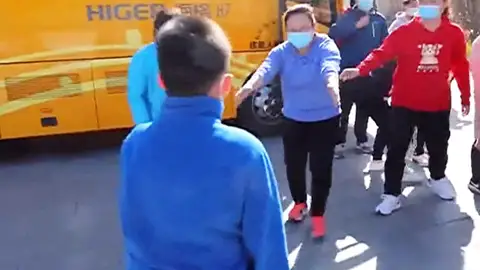 Un niño se reúne con su madre Un niño se reúne con su madre