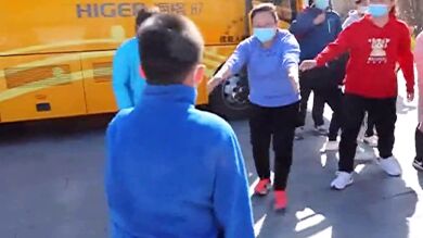 Un niño abraza a su madre tras un mes sin verla por culpa del coronavirus