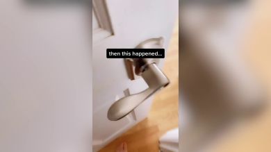 Intenta hacer un challenge viral entrando desnudo en la habitación de su novia pero sale mal