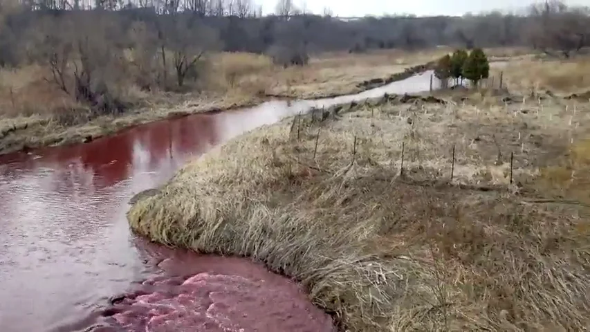 VÍDEO: ¿El apocalipsis? Un río se tiñe de rojo sangre VÍDEO: ¿El apocalipsis? Un río se tiñe de rojo sangre