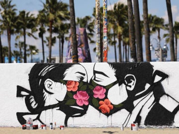 Graffiti de una pareja besándose
