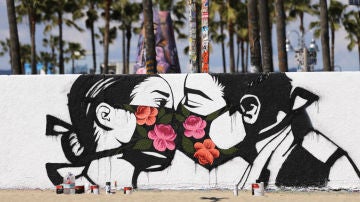 Graffiti de una pareja besándose