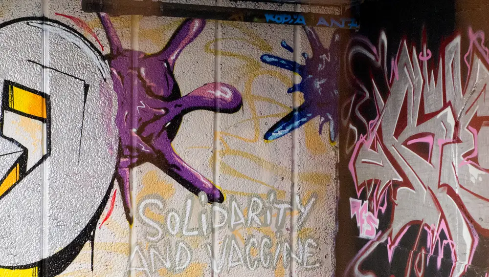 "Solidaridad y vacunas", el mensaje de un graffiti en Londres