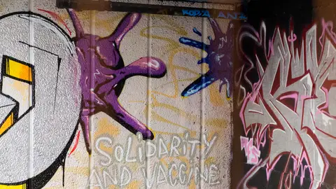 "Solidaridad y vacunas", el mensaje de un graffiti en Londres "Solidaridad y vacunas", el mensaje de un graffiti en Londres