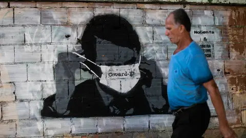 Bolsonaro retratado poniéndose una mascarilla Bolsonaro retratado poniéndose una mascarilla