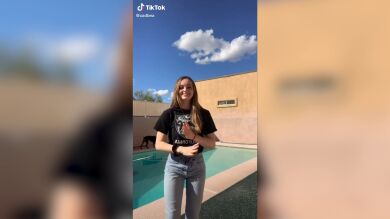 Estaba grabando un vídeo para Tik Tok y acabó salvando la vida a su perro