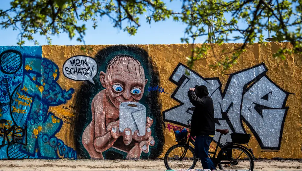 Gollum en un graffiti con del Muro de Berlín