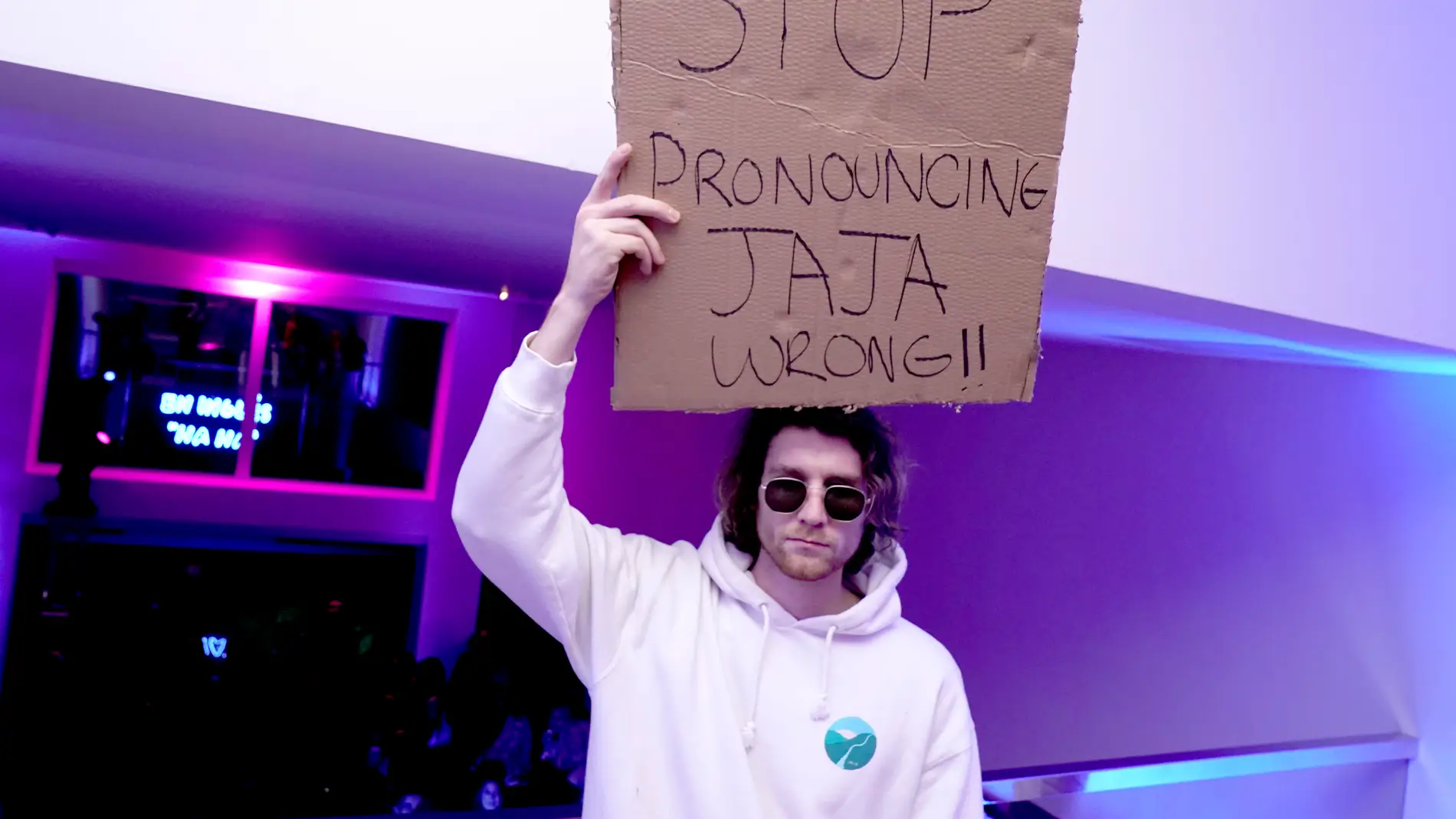 Dude With Sign, uno de los influencers que más ha subido en la cuarentena