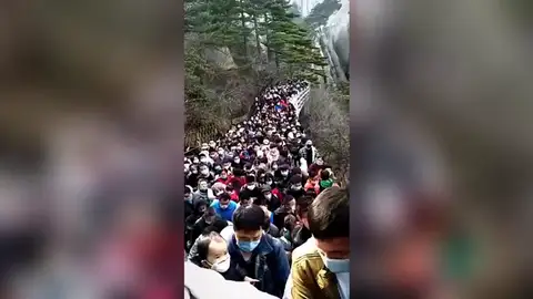 Como si no hubiera habido cuarentena: 20.000 turistas abarrotan un parque nacional en China Como si no hubiera habido cuarentena: 20.000 turistas abarrotan un parque nacional en China