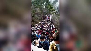 En plena epidemia mundial, 20.000 turistas abarrotan un parque nacional en China