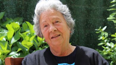 El enternecedor gesto de una pareja con su vecina mayor de enfrente que está enamorando a todos