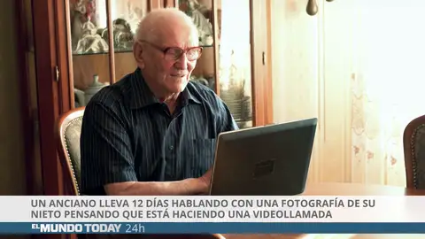 Un anciano habla con una fotografía de su nieto Un anciano habla con una fotografía de su nieto