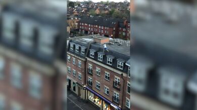 Graban a un adolescente jugándose la vida corriendo por los tejados durante la cuarentena