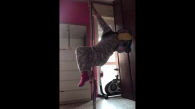 Esta artista de pole dance adapta su entrenamiento a la cuarentena