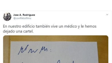 El divertido cartel que han dejado a un vecino médico que está arrasando en redes sociales