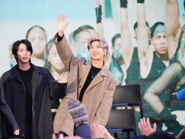 Namjoon saludando en un acto promocional de BTS