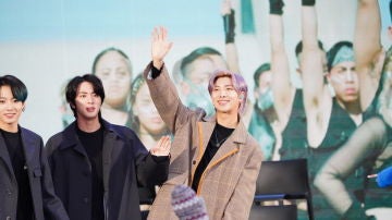 Namjoon saludando en un acto promocional de BTS