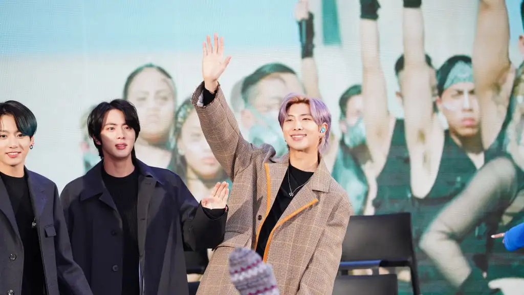 Namjoon saludando en un acto promocional de BTS