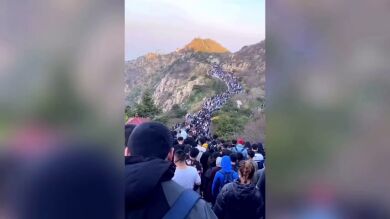 VÍDEO: Nueva avalancha de turistas en China en plena epidemia mundial de COVID-19