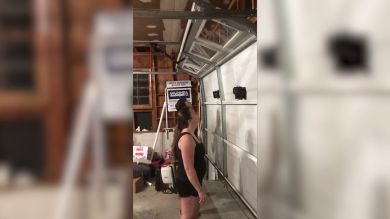  ¿Beber cerveza usando una puerta de garaje? Así es el challenge más absurdo en volverse viral
