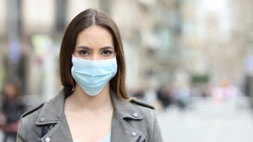Mujer con mascarilla