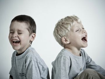 Niños riéndose